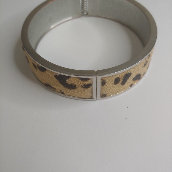 ✨4/$20✨ Leopard Print Furry Bracelet Plus Size - Picture 3 of 3